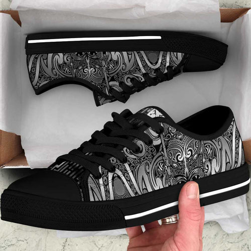 New Zealand Taiaha Maori Low Top Shoes Kiwikiwi Minimalist Silver Fern Tukutuku Motif