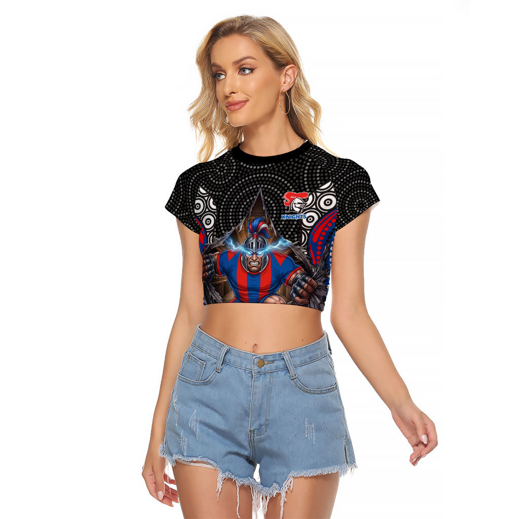 Newcastle Knights Raglan Cropped T Shirt The Scream of Lightning Eyes - Indigenous Dot Ripping Effect