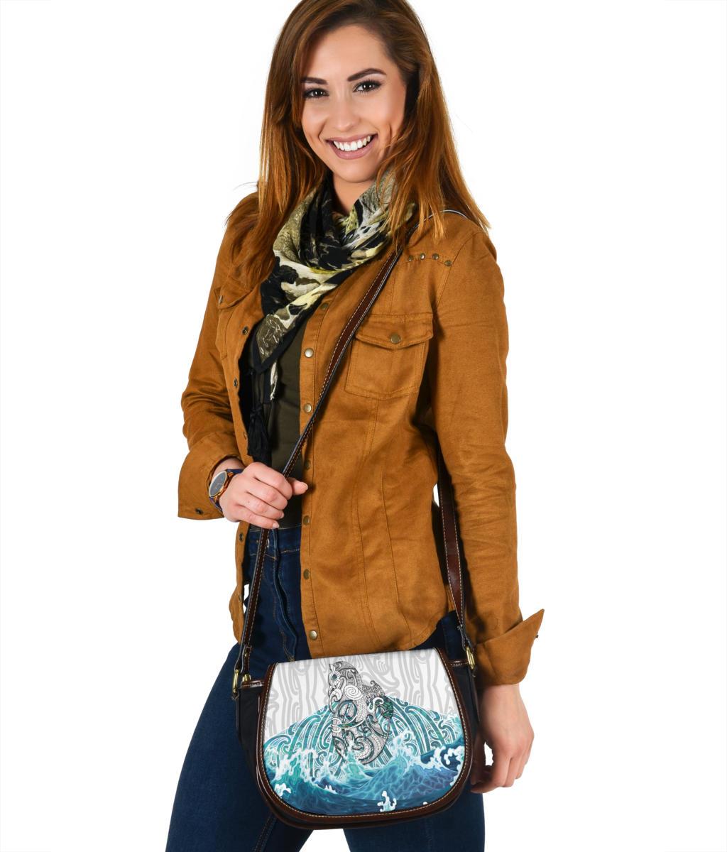 maori-manaia-the-blue-sea-leather-saddle-bag-white