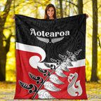 waitangi-premium-blanket-aotearoa-maori-pattern-mix-fern-and-manaia-koru