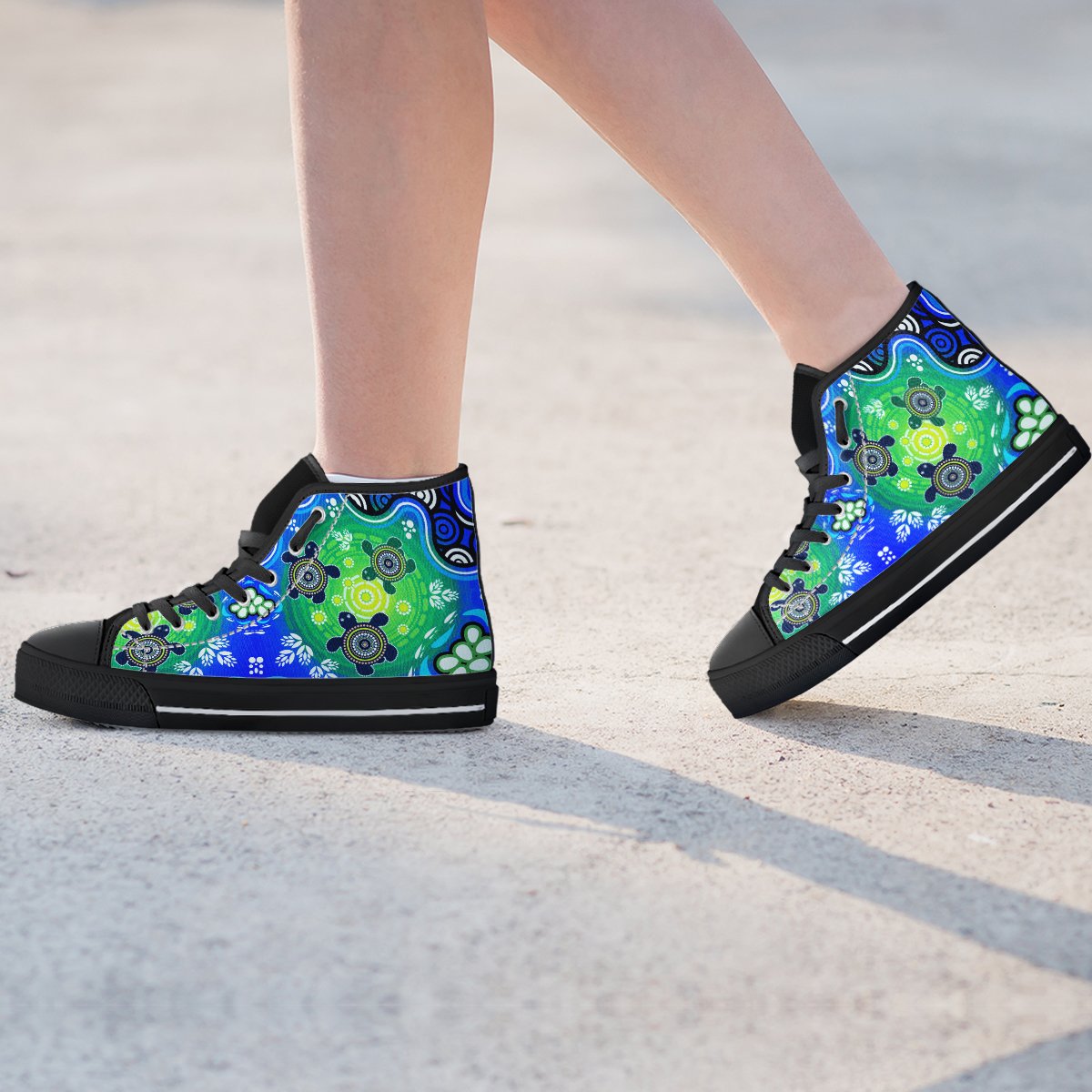 high-top-australia-turtle-blue-sea