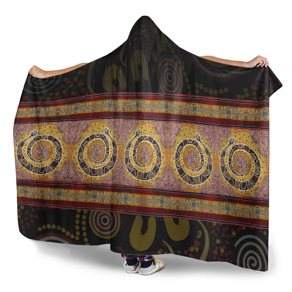 hooded-blanket-snake-dot-panting-art