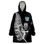 custom-text-and-number-new-zealand-tiki-rugby-wearable-blanket-hoodie-nz-warriors-fern-maori-style