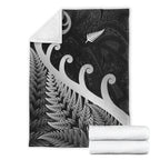 new-zealand-rugby-maori-premium-blanket-silver-fern-koru-vibes-black