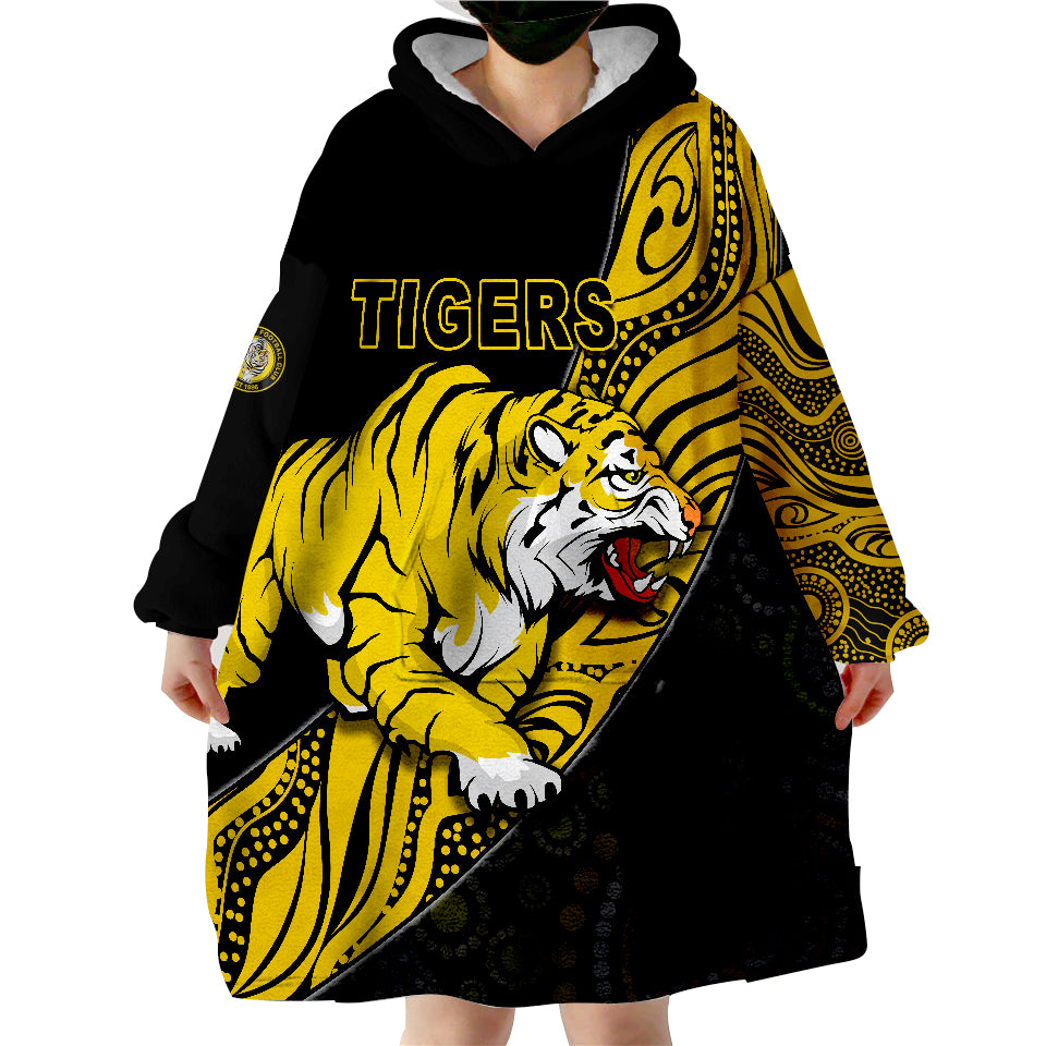 boulder-city-football-club-goldfields-football-indigenous-tigers-wearable-blanket-hoodie