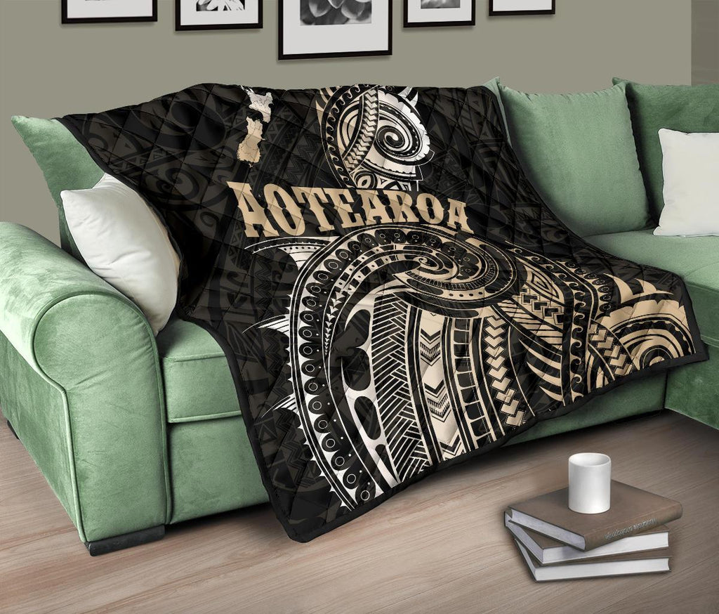 maori-tattoo-with-map-new-zealand-premium-quilt