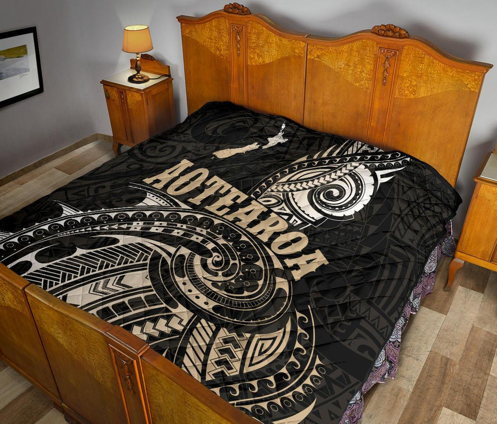 maori-tattoo-with-map-new-zealand-premium-quilt