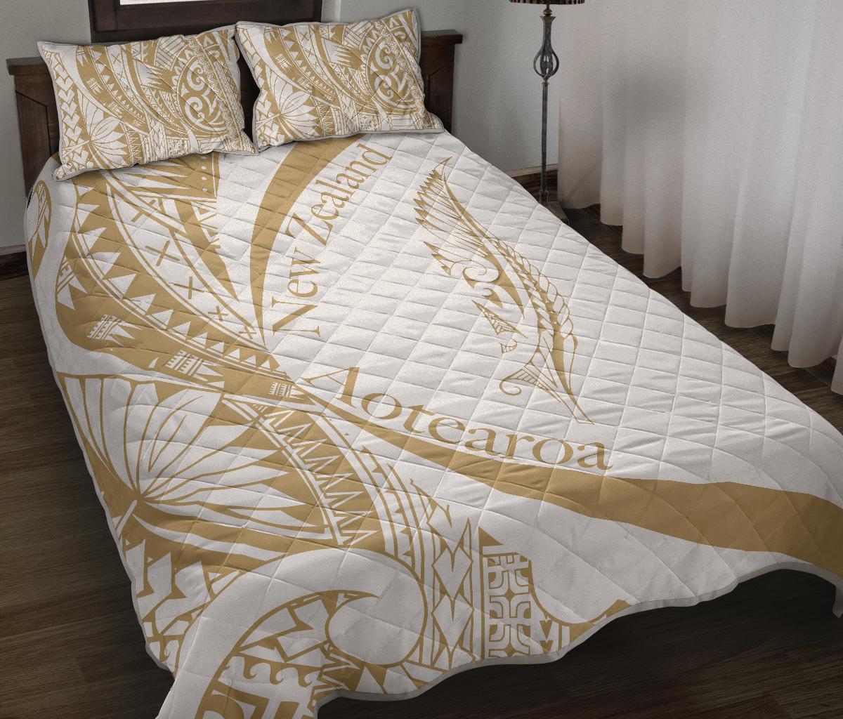 new-zealand-silver-fern-quilt-bed-set-maori-tattoo-circle-style-white