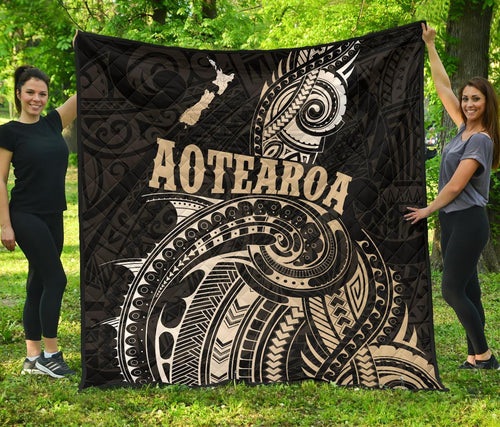 maori-tattoo-with-map-new-zealand-premium-quilt