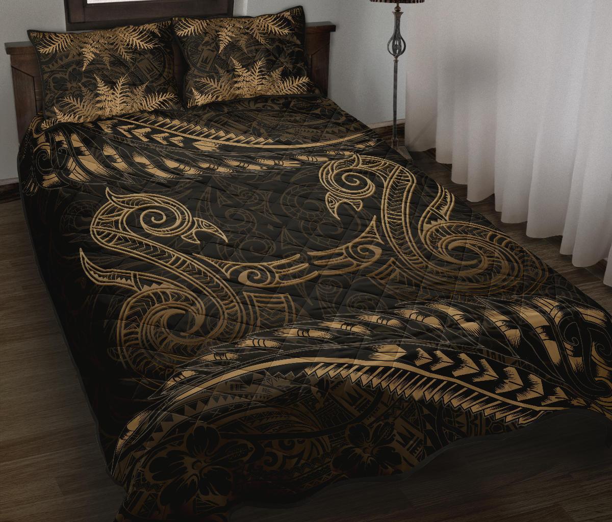 aotearoa-quilt-bed-set-gold-maori-manaia-with-silver-fern