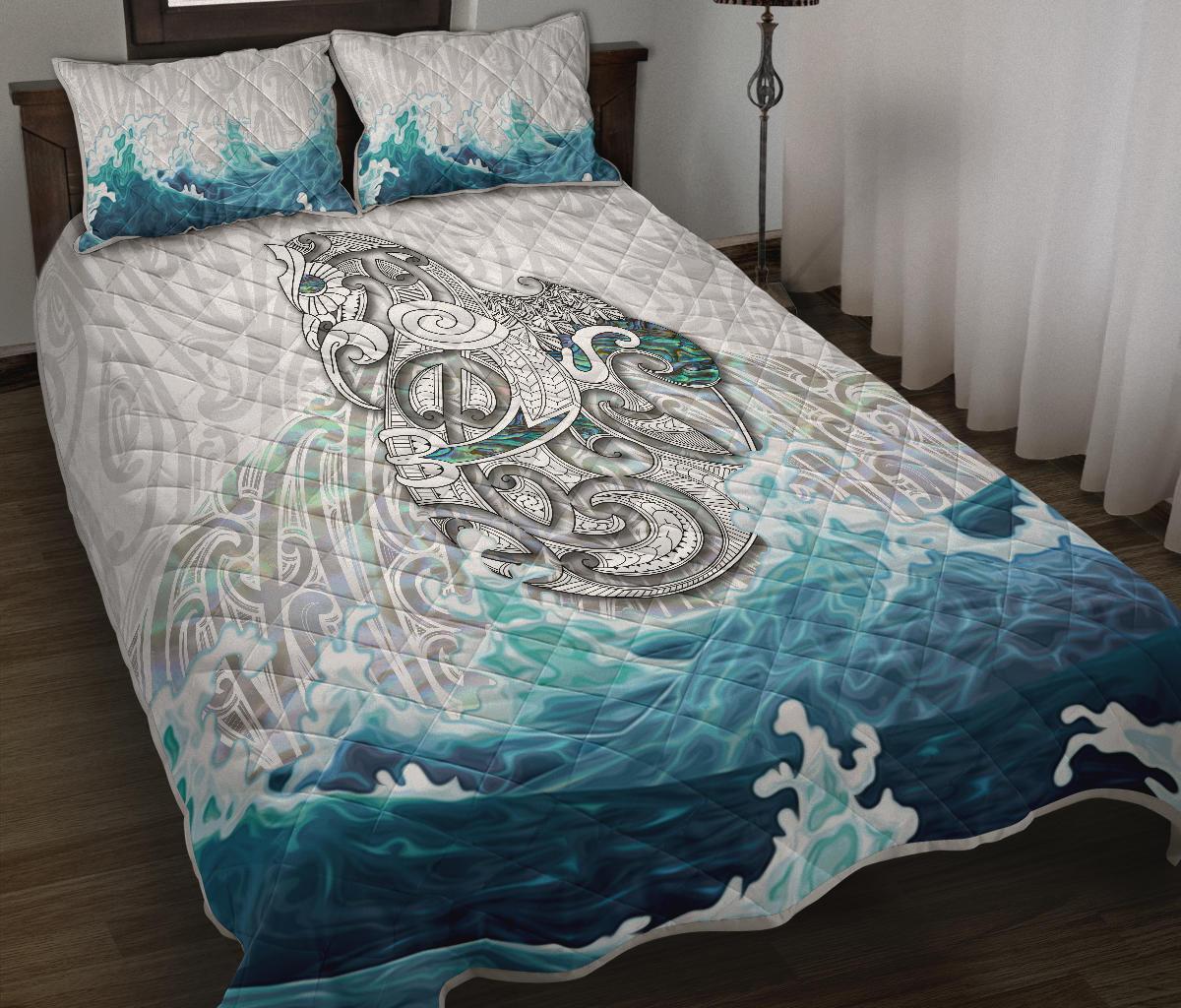 maori-manaia-the-blue-sea-quilt-bed-set-white