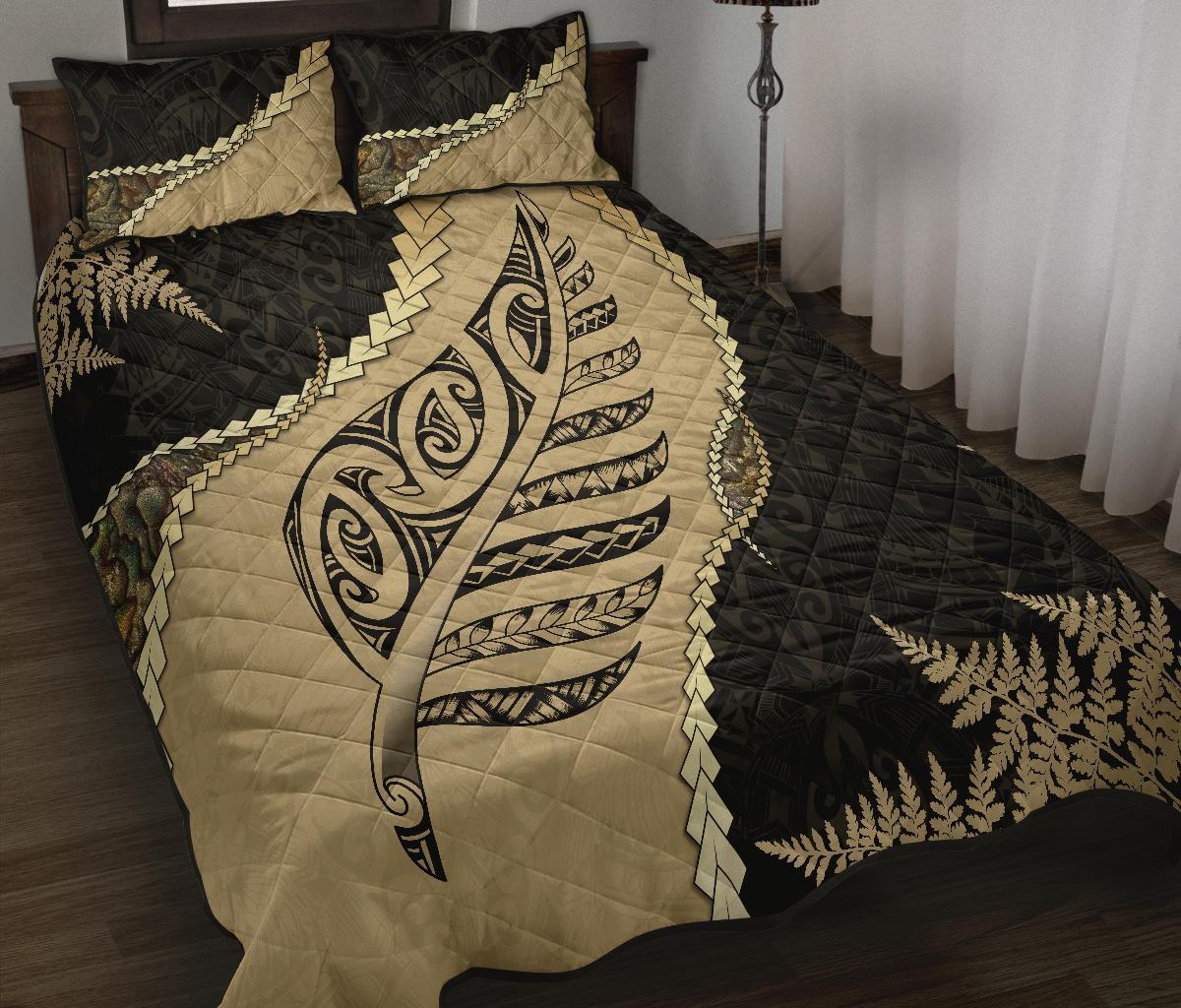 paua-shell-maori-silver-fern-quilt-bed-set-tan