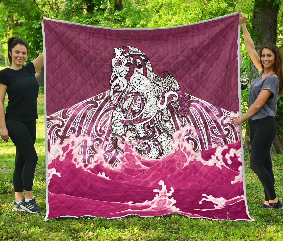 maori-manaia-the-blue-sea-premium-quilt-pink
