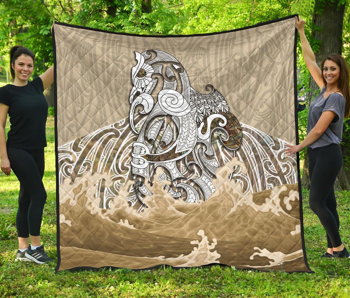 maori-manaia-the-blue-sea-premium-quilt-golden