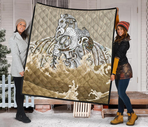 maori-manaia-the-blue-sea-premium-quilt-golden
