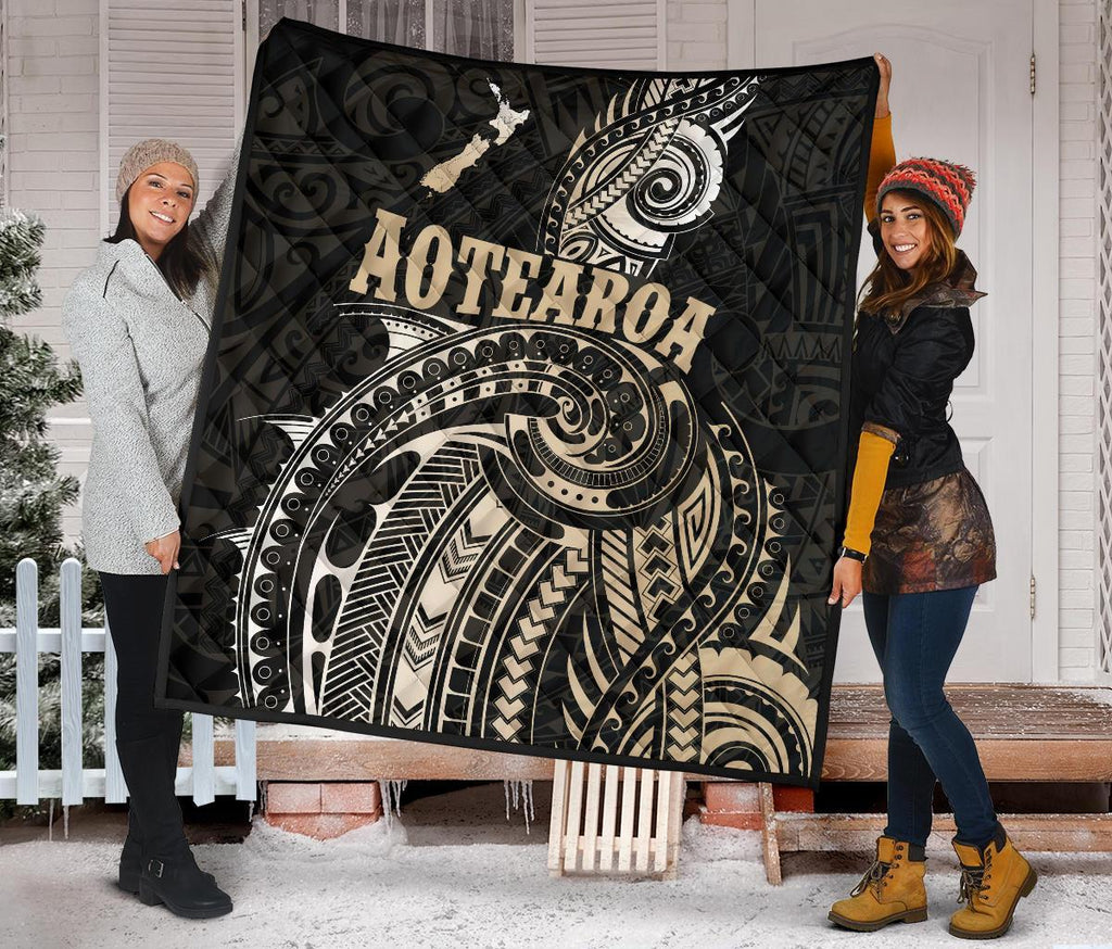 maori-tattoo-with-map-new-zealand-premium-quilt
