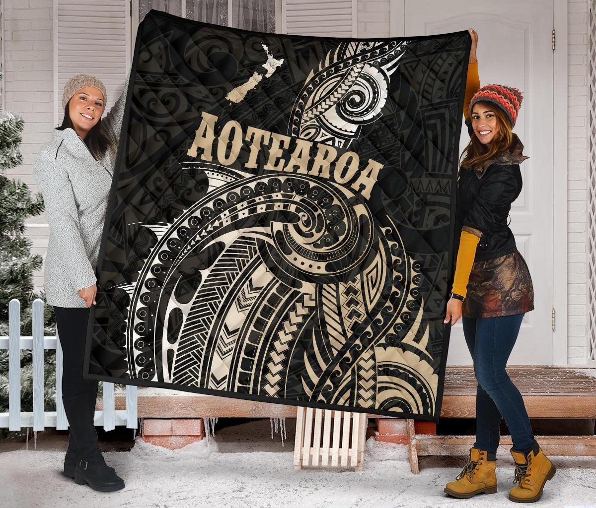 maori-tattoo-with-map-new-zealand-premium-quilt