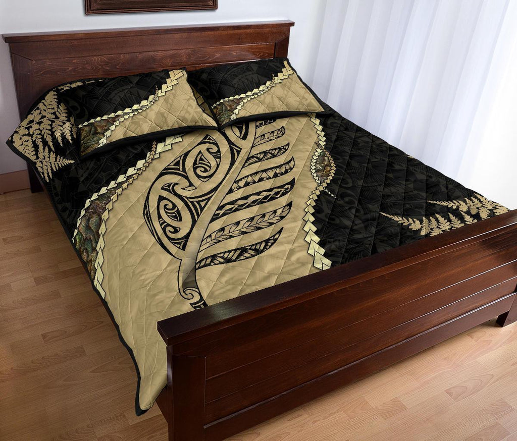 paua-shell-maori-silver-fern-quilt-bed-set-tan