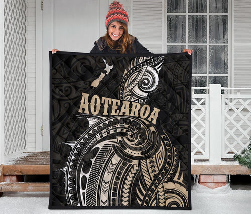maori-tattoo-with-map-new-zealand-premium-quilt