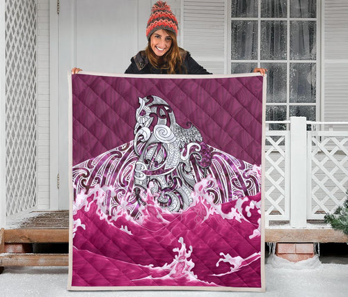 maori-manaia-the-blue-sea-premium-quilt-pink