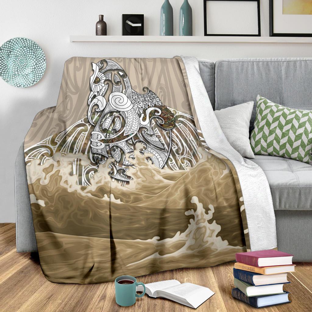 maori-manaia-the-blue-sea-premium-blanket-golden
