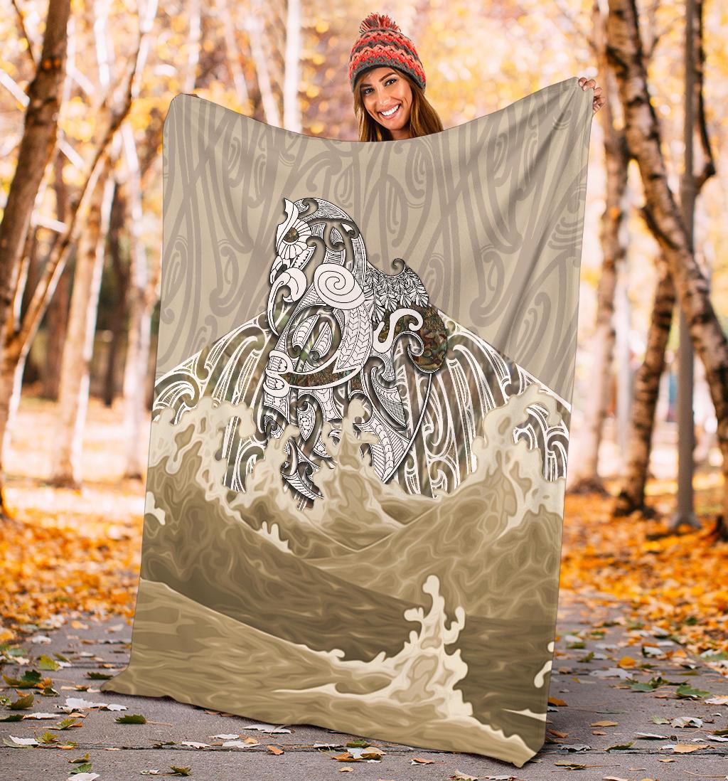 maori-manaia-the-blue-sea-premium-blanket-golden