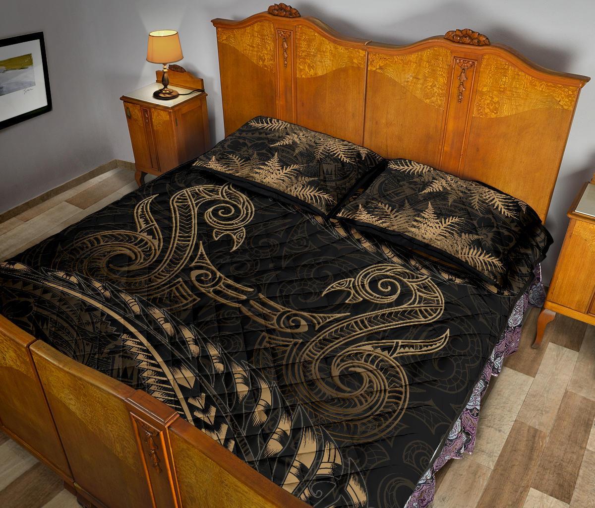 aotearoa-quilt-bed-set-gold-maori-manaia-with-silver-fern