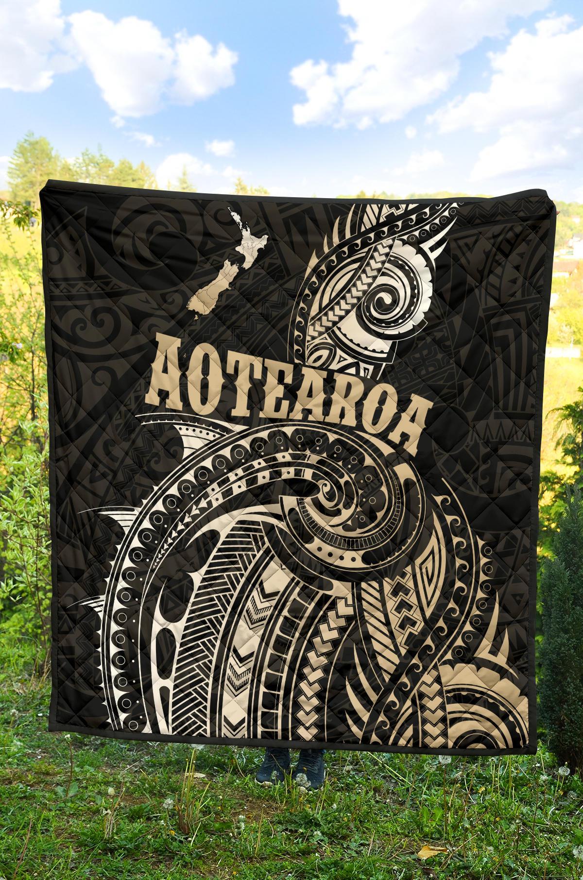 maori-tattoo-with-map-new-zealand-premium-quilt