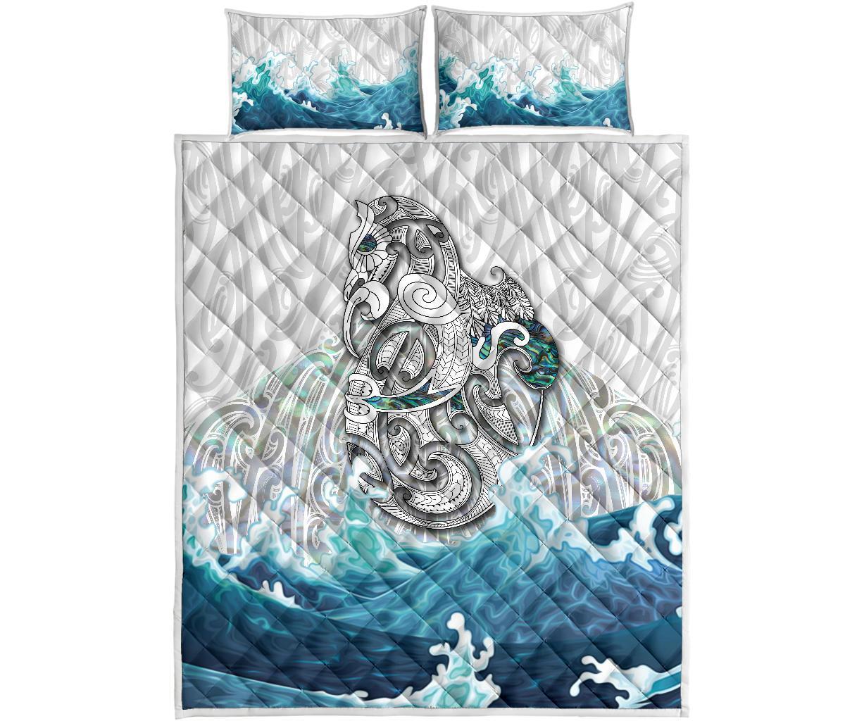 maori-manaia-the-blue-sea-quilt-bed-set-white