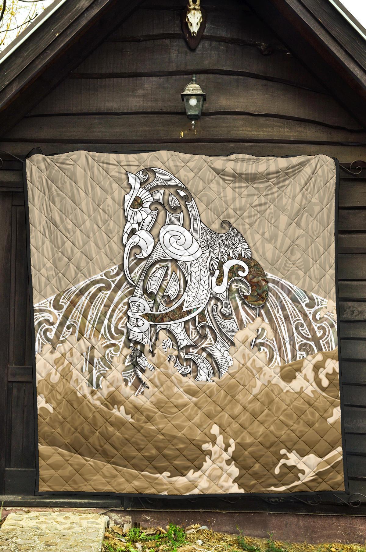 maori-manaia-the-blue-sea-premium-quilt-golden