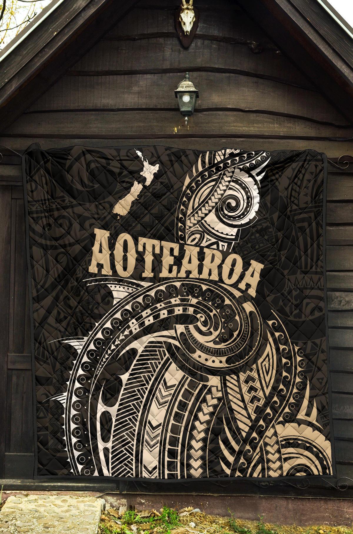 maori-tattoo-with-map-new-zealand-premium-quilt