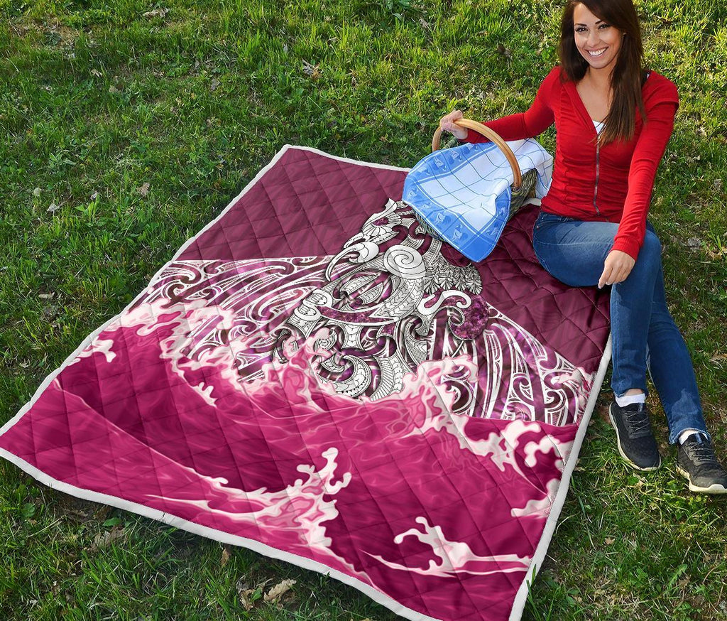 maori-manaia-the-blue-sea-premium-quilt-pink
