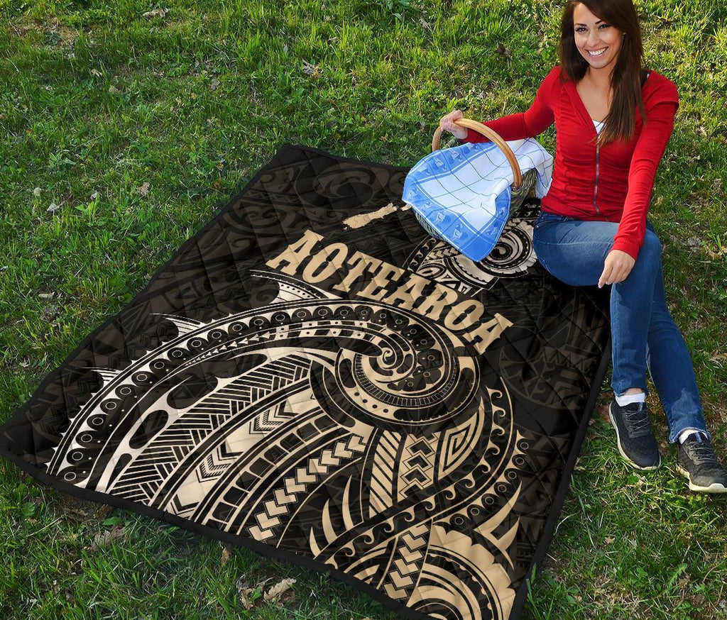 maori-tattoo-with-map-new-zealand-premium-quilt