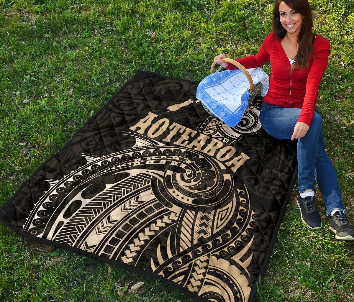 maori-tattoo-with-map-new-zealand-premium-quilt
