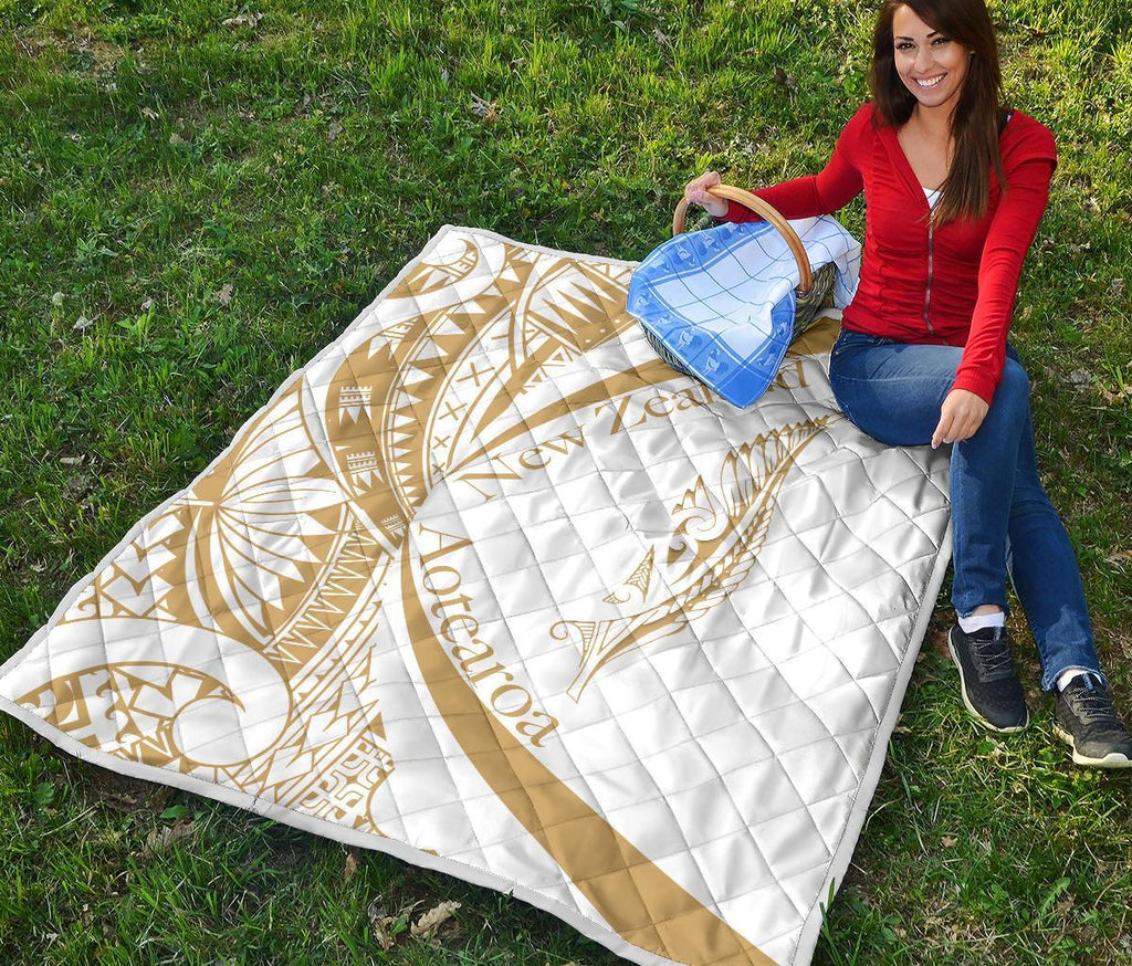 new-zealand-silver-fern-premium-quilt-maori-tattoo-circle-style-white