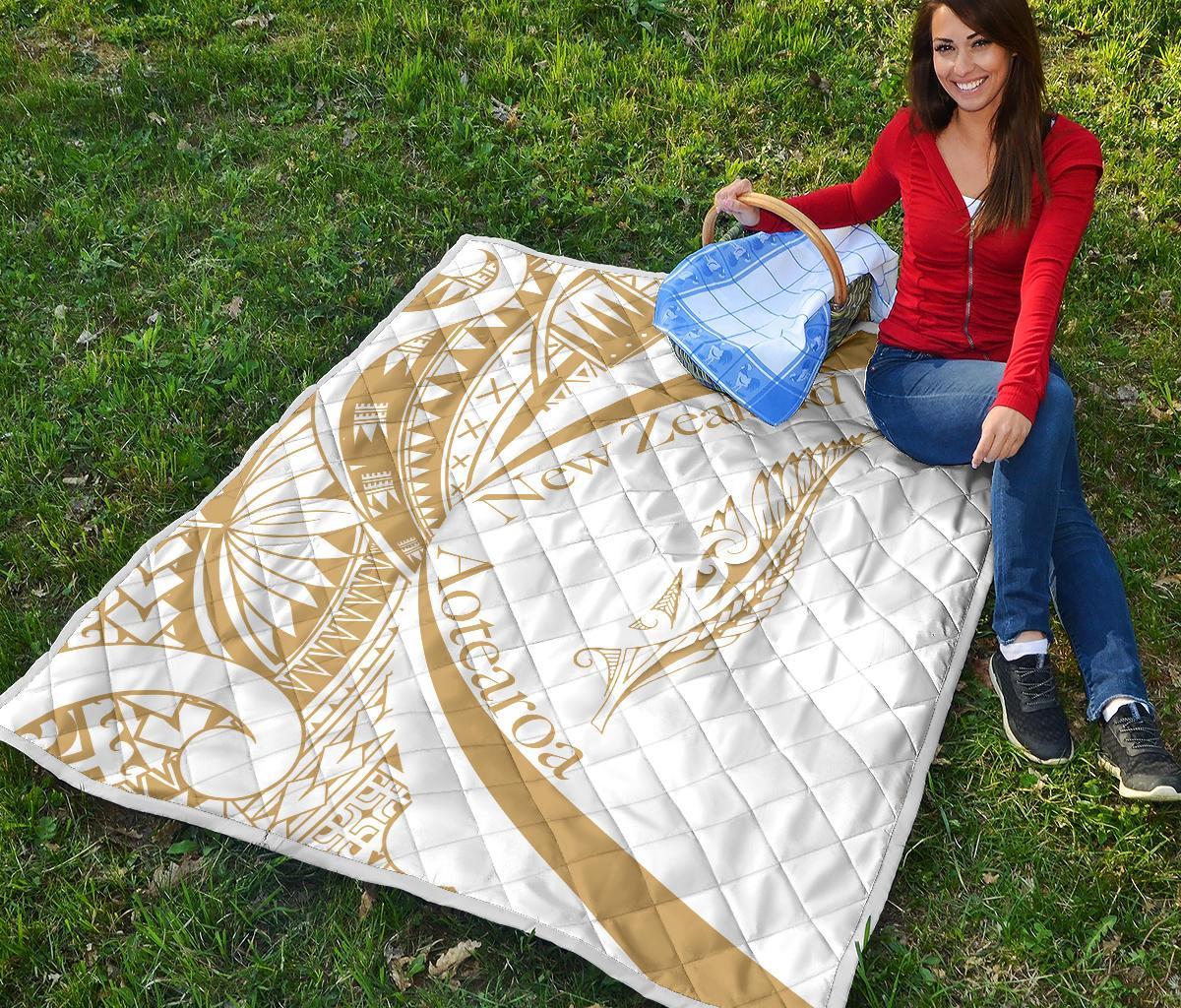 new-zealand-silver-fern-premium-quilt-maori-tattoo-circle-style-white