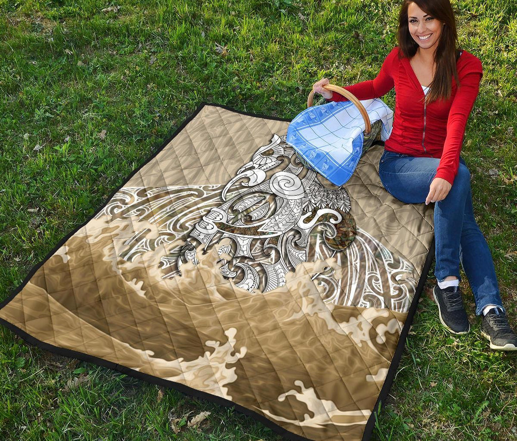 maori-manaia-the-blue-sea-premium-quilt-golden