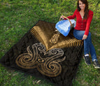 maori-manaia-new-zealand-premium-quilt-gold