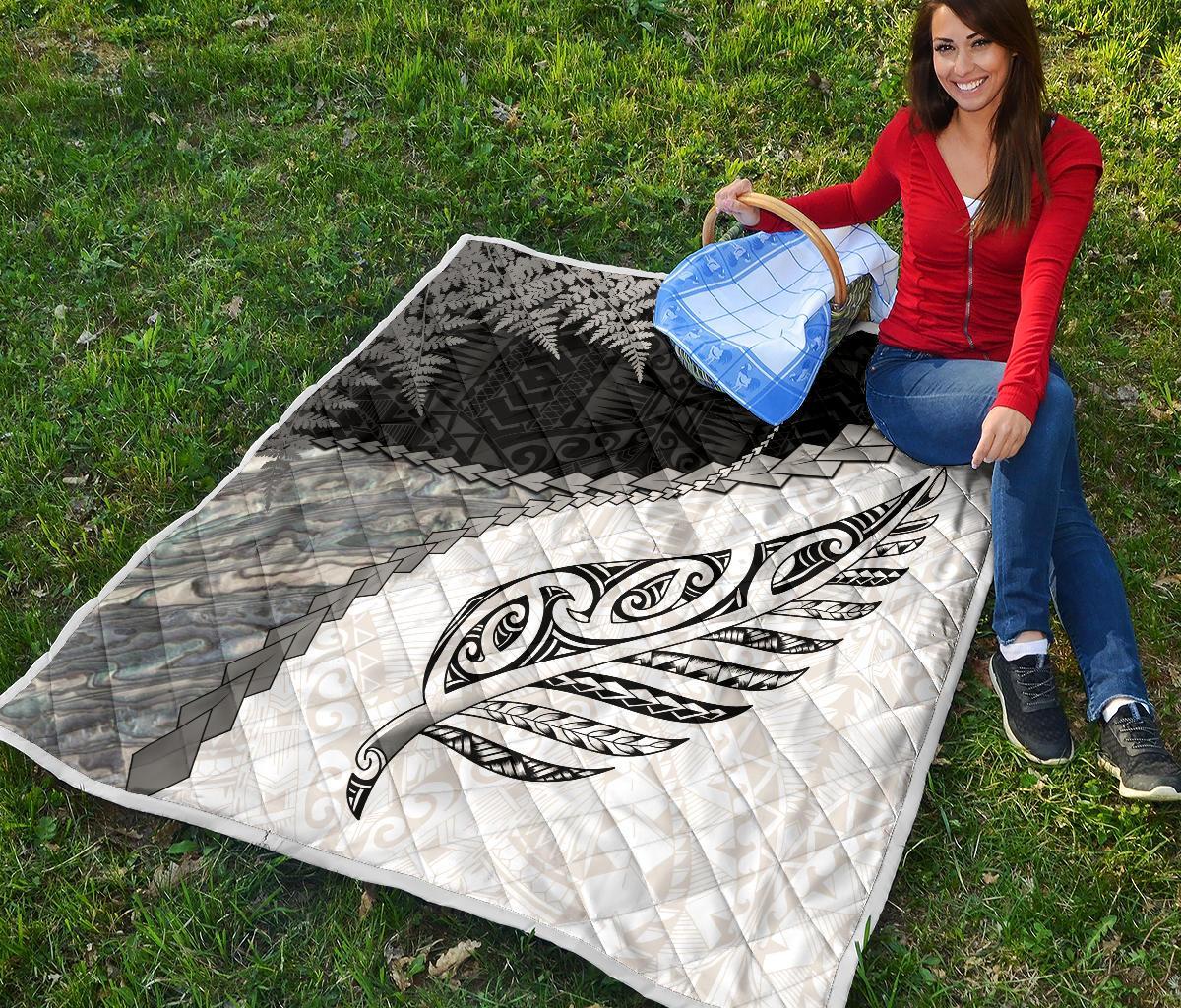 paua-shell-maori-silver-fern-quilt-white