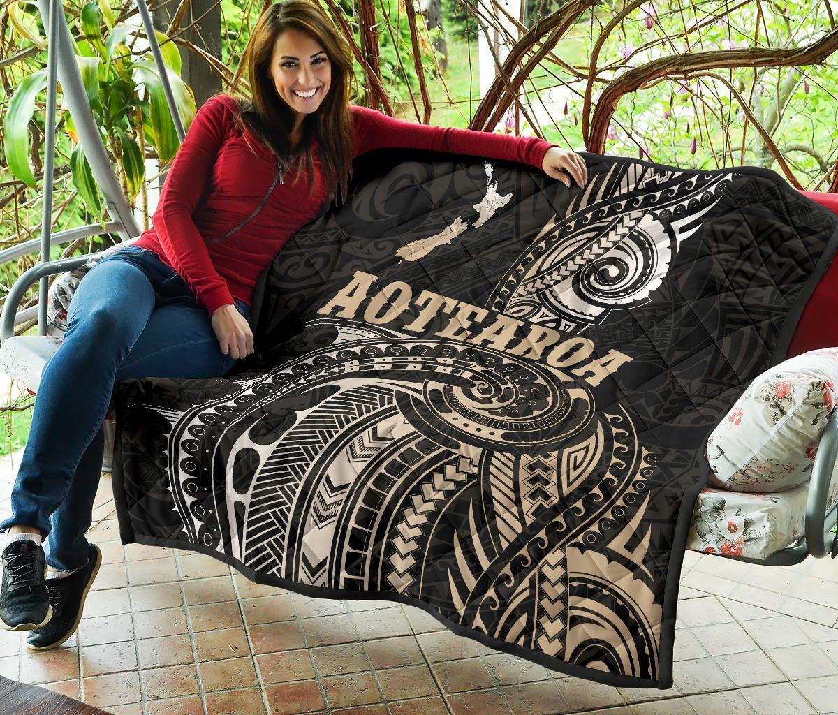 maori-tattoo-with-map-new-zealand-premium-quilt