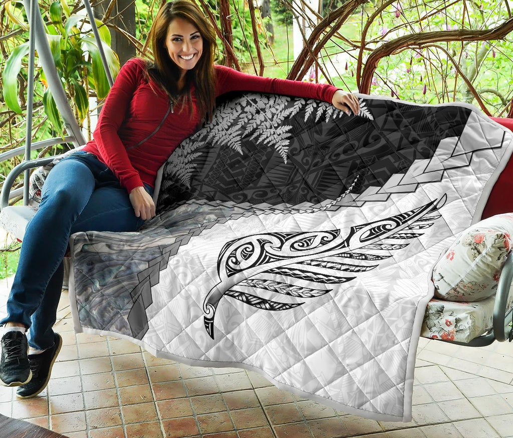 paua-shell-maori-silver-fern-quilt-white