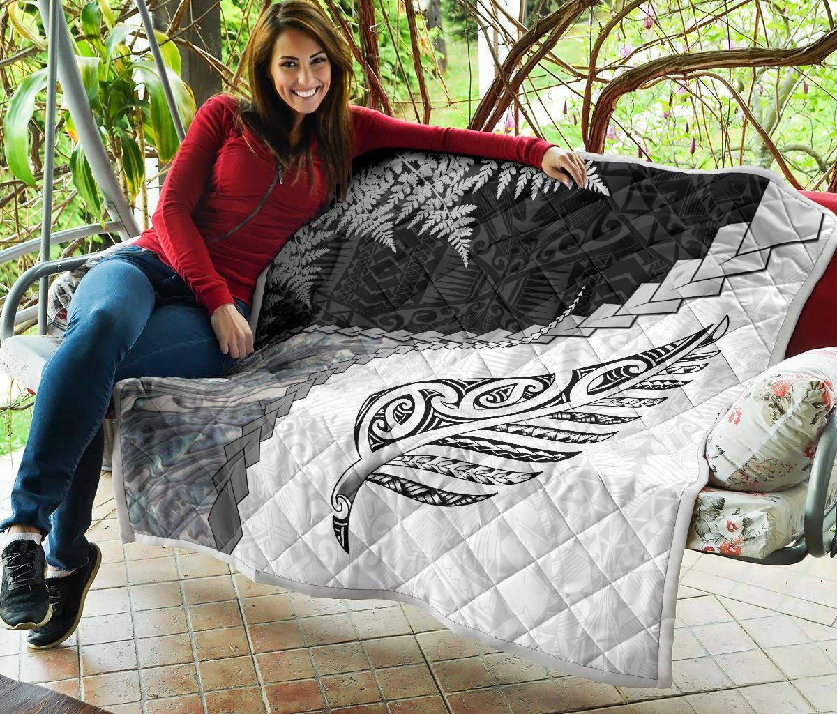 paua-shell-maori-silver-fern-quilt-white
