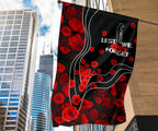 anzac-lest-we-forget-flag-poppy-flowers