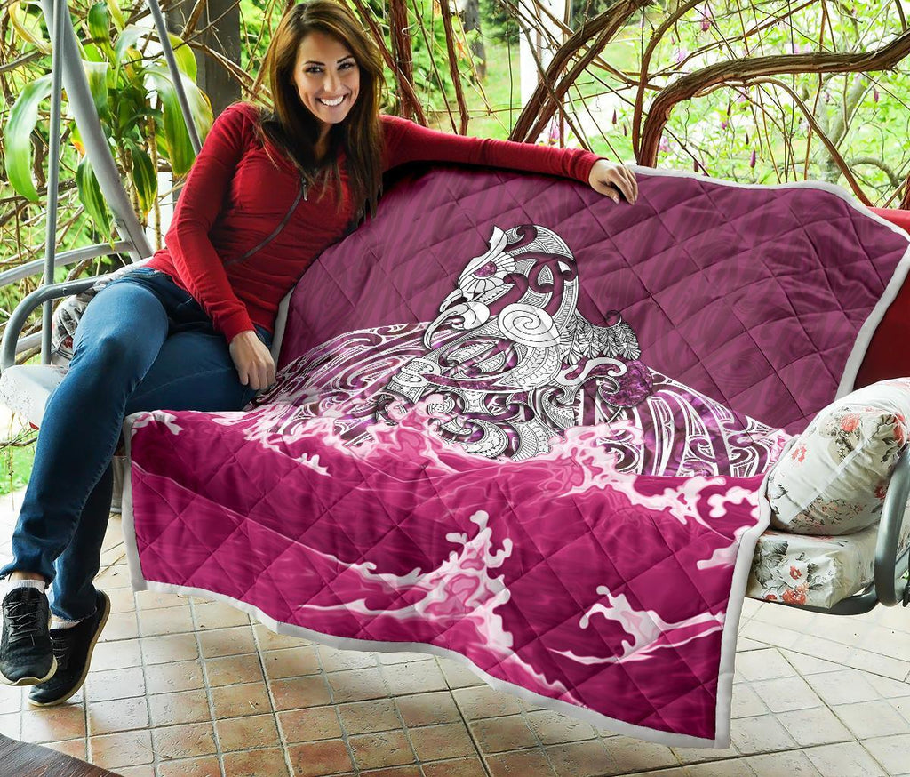 maori-manaia-the-blue-sea-premium-quilt-pink