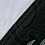 maori-manaia-new-zealand-premium-blanket-turquoise