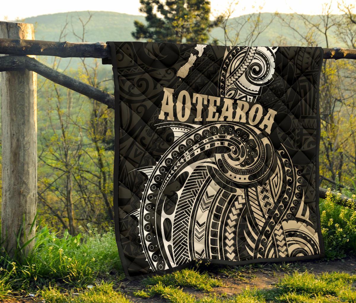 maori-tattoo-with-map-new-zealand-premium-quilt
