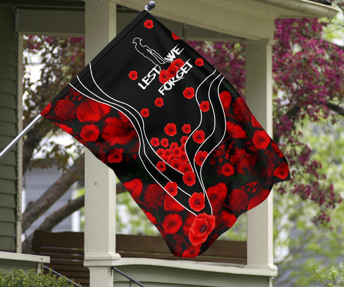 anzac-lest-we-forget-flag-poppy-flowers
