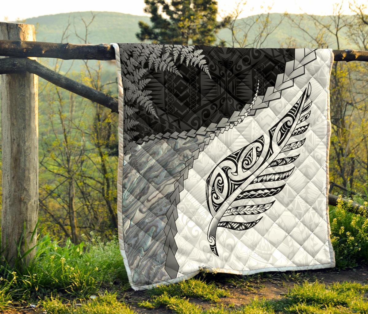 paua-shell-maori-silver-fern-quilt-white
