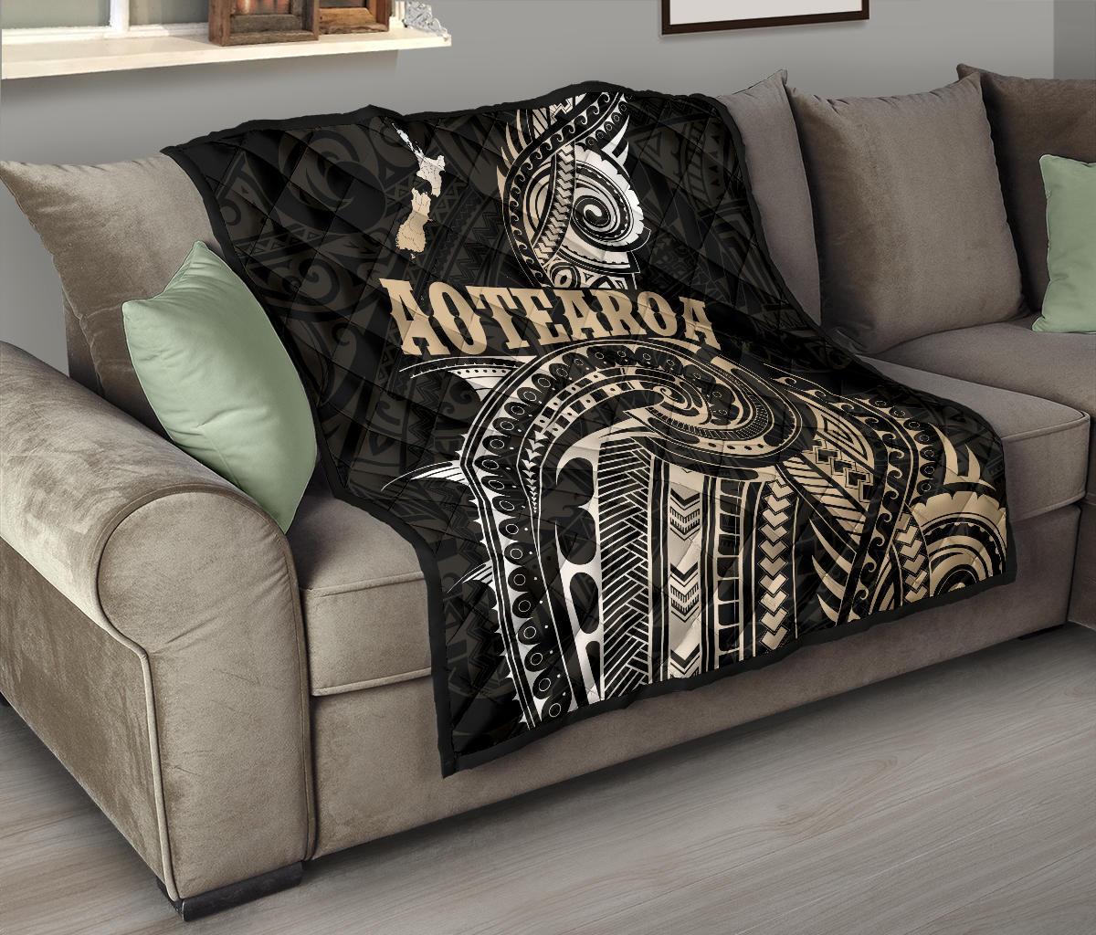 maori-tattoo-with-map-new-zealand-premium-quilt