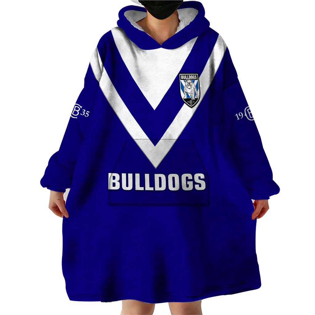 custom-text-and-number-bulldogs-rugby-2023-wearable-blanket-hoodie-canterbury-bankstown-go-dogs